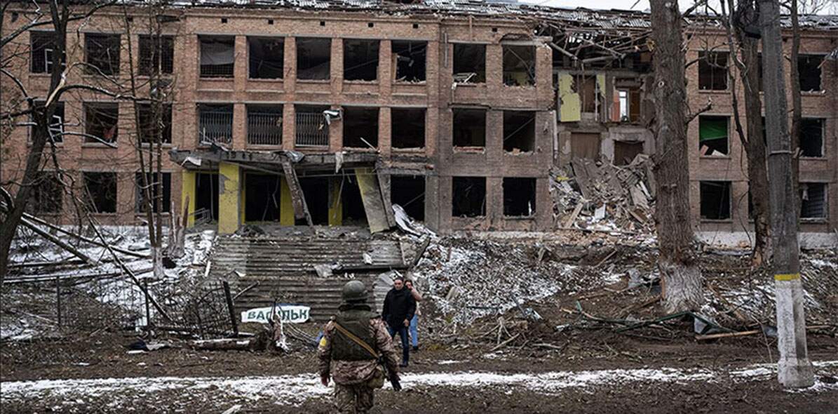 Den totalförstörda Högskolan i staden Vasylkiv, Kiev-regionen. Visst ser det ut som en militär anläggning – eller hur? Undrar om paret som pratar med en försvarare är eller varit elever på skolan.