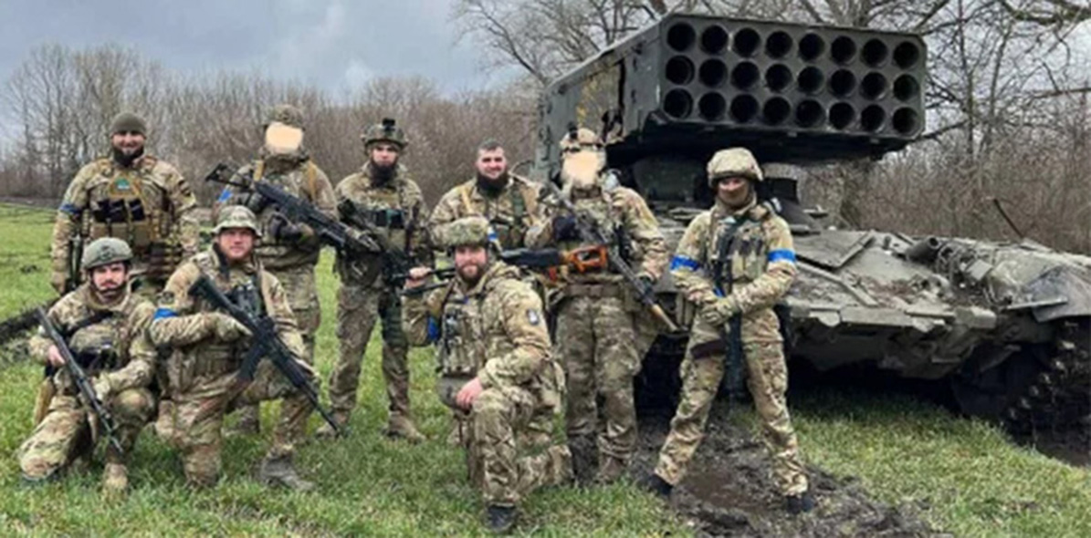 Ukrainska soldater visar upp en erövrad TOS-1A